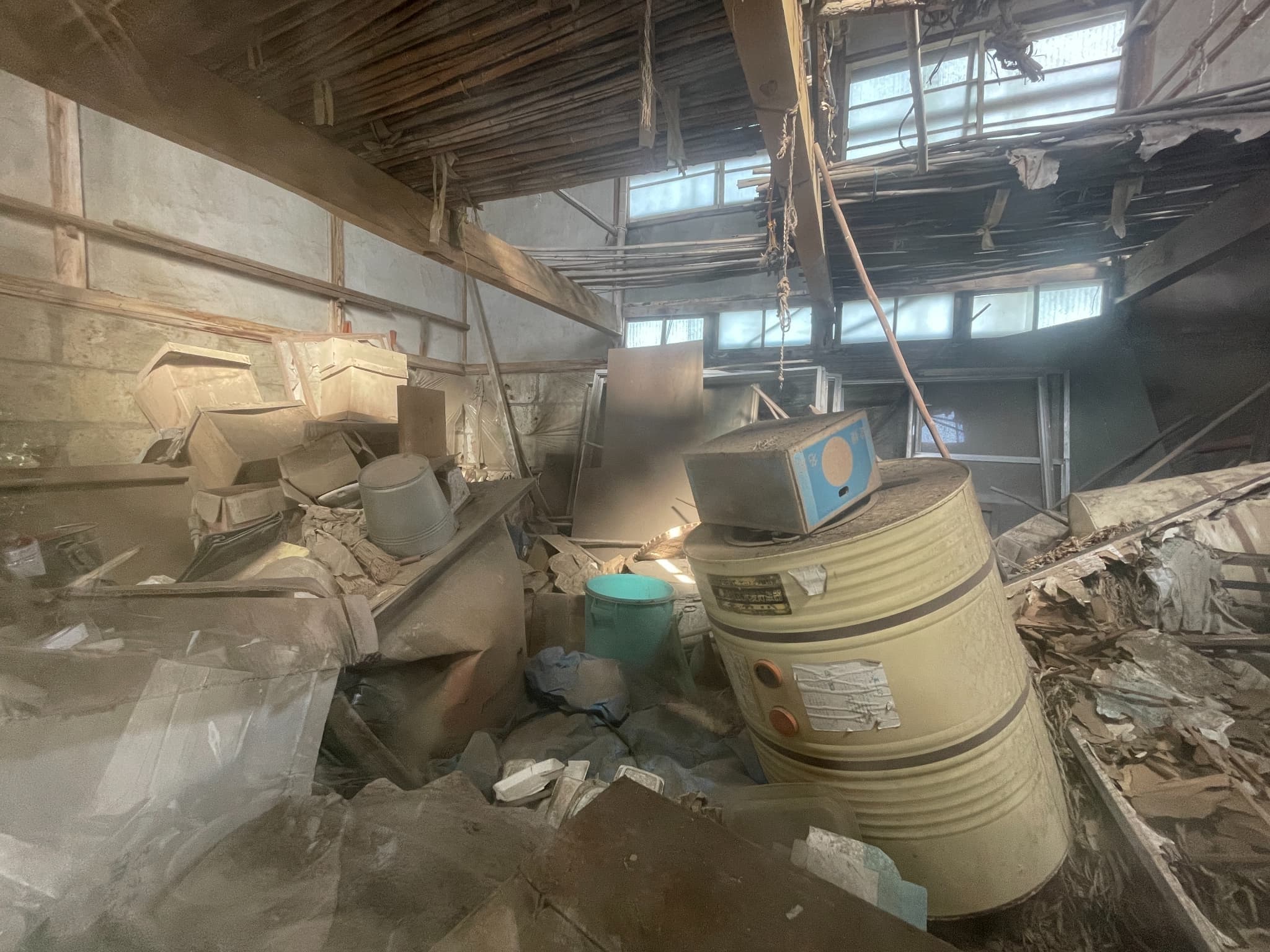 大量の残置物がありボロボロな物件