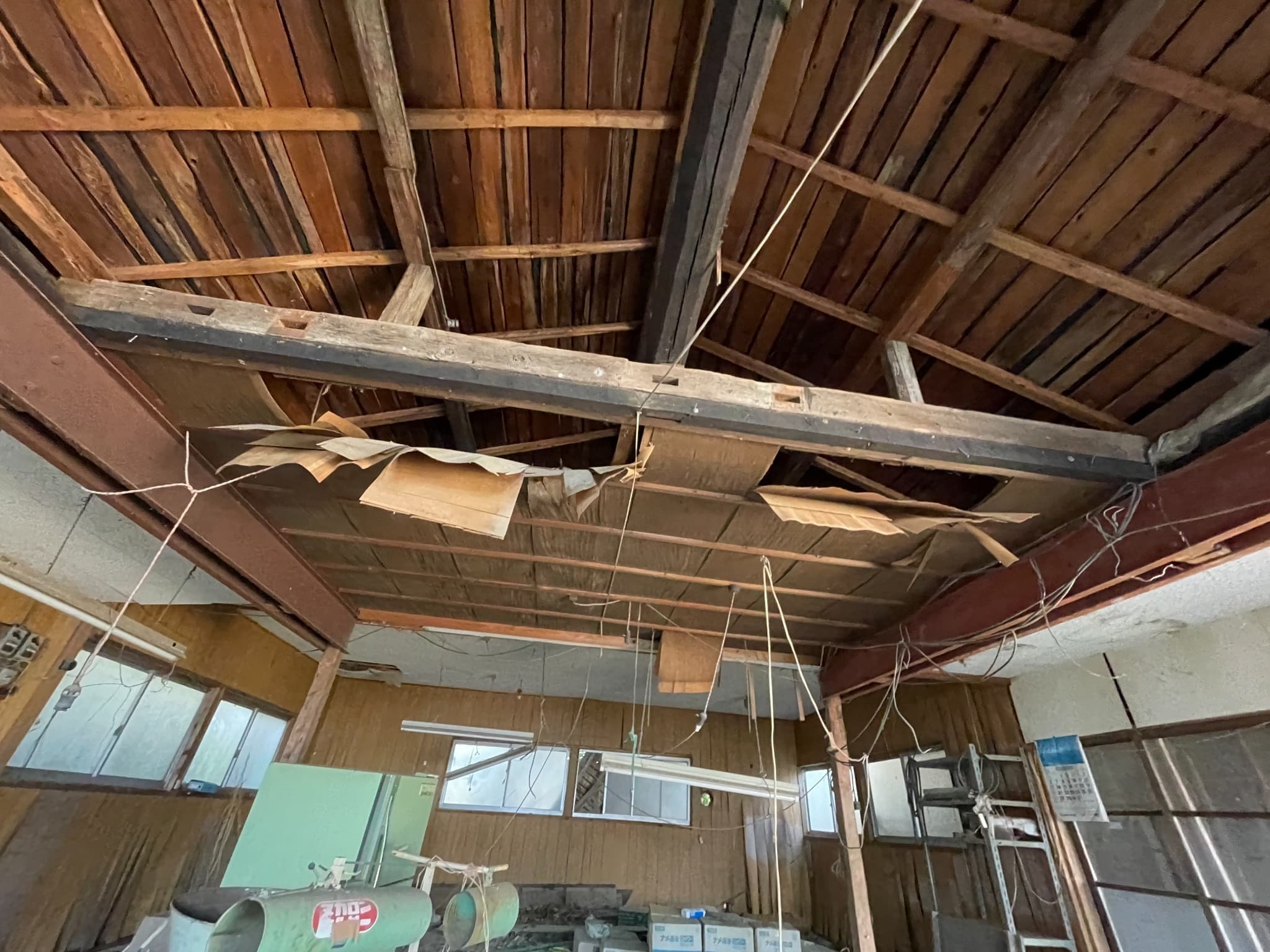 天井が抜けている物件